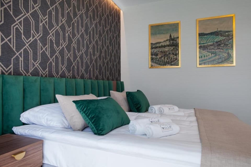 Hypo-allergenic bedding, in-room safe, desk, laptop workspace