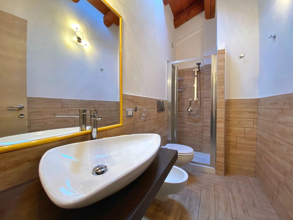 Family Room | Bathroom | Shower, rainfall showerhead, bidet, towels