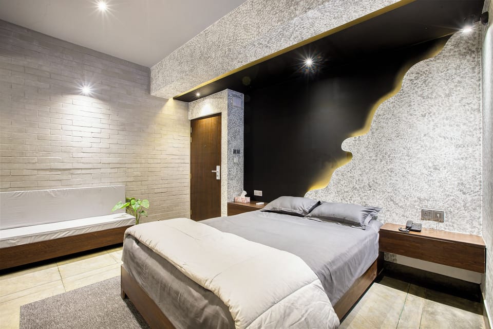 Executive Suite | Bathroom | Shower, hydromassage showerhead, free toiletries, towels