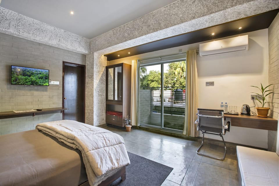 Executive Suite | Premium bedding, down comforters, desk, laptop workspace