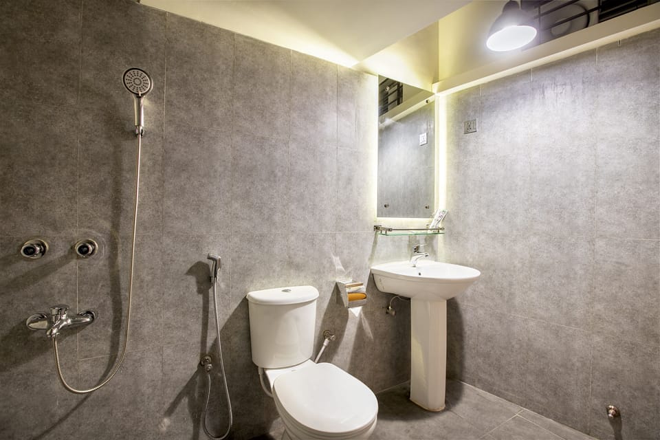 Comfort Double Room | Bathroom | Shower, hydromassage showerhead, free toiletries, towels
