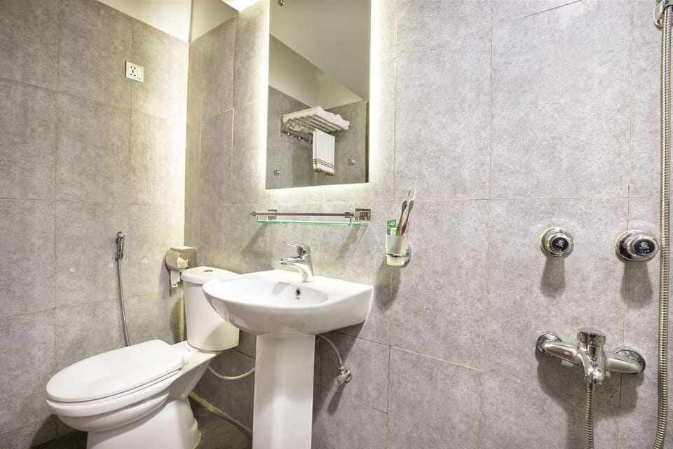 Executive Suite | Bathroom | Shower, hydromassage showerhead, free toiletries, towels