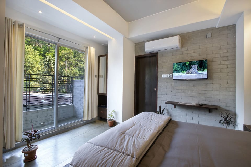 Executive Suite | Premium bedding, down comforters, desk, laptop workspace