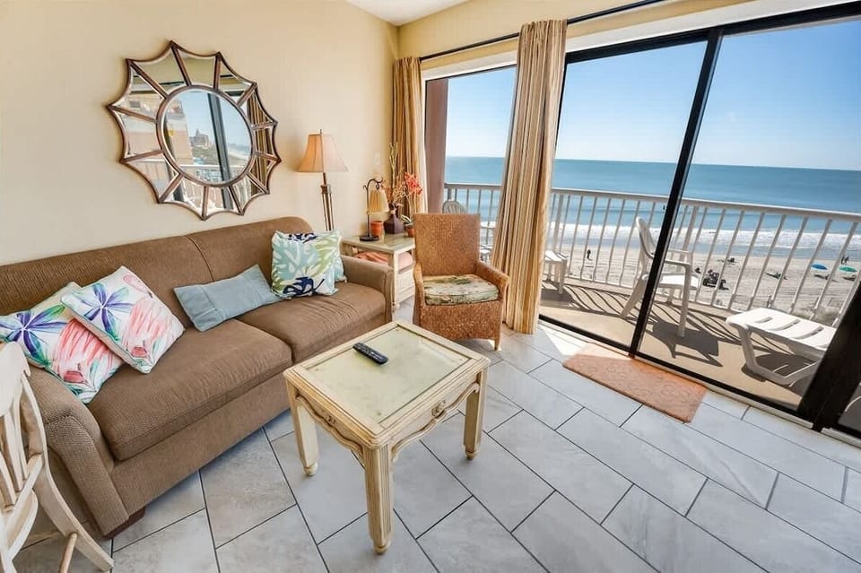 Direct Oceanfront, Beautifully Decorated, Lots of Space!