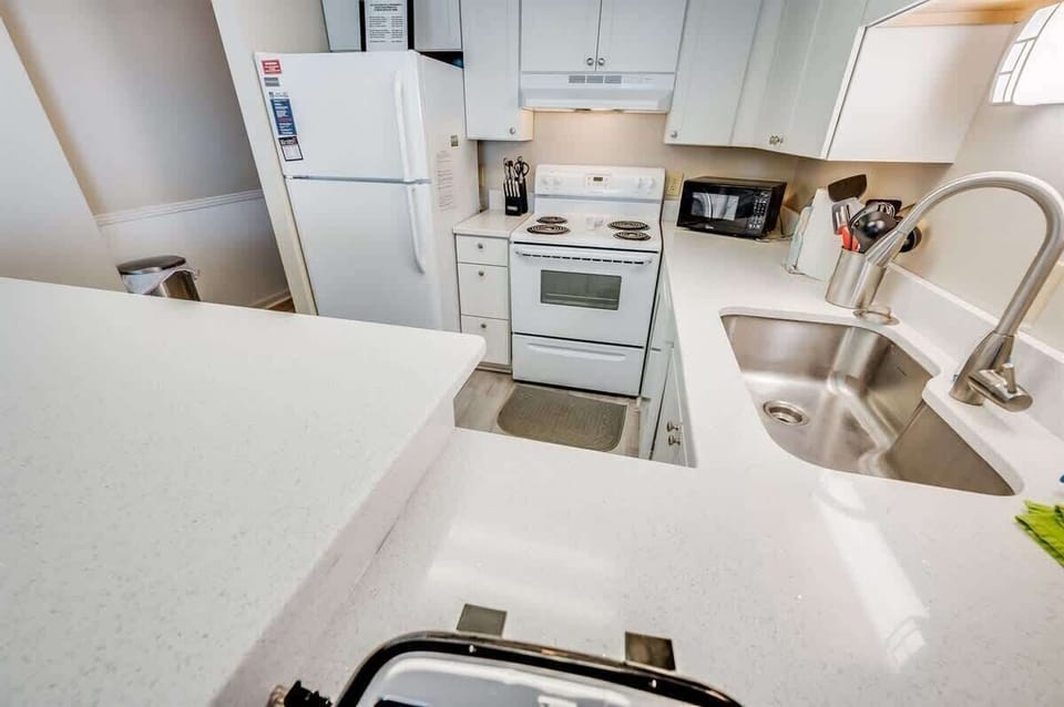 Large Kitchen Area, Fully Sized Appliances