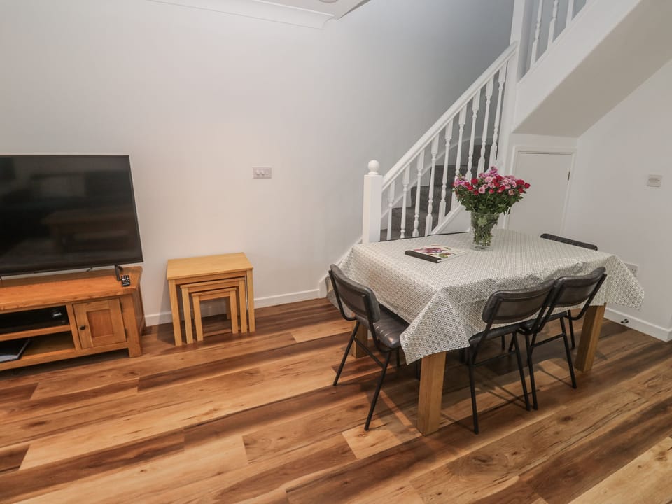 Cottage | Dining