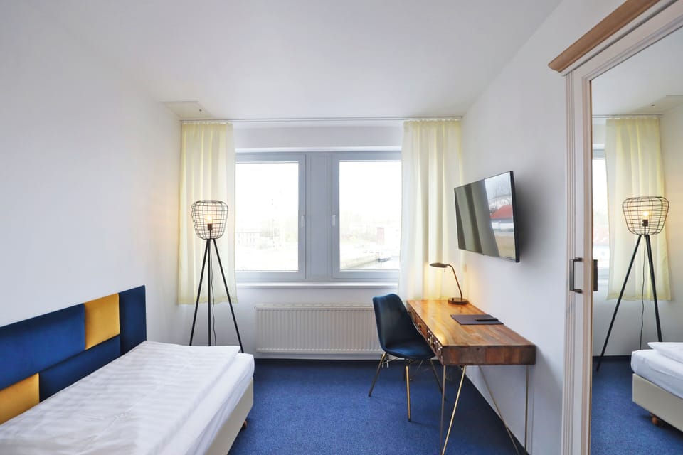 Economy Single Room | Living area | 28-inch flat-screen TV with satellite channels, TV