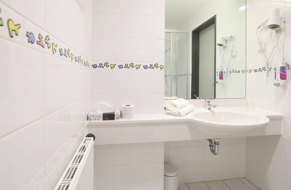 Economy Double Room, 1 Double Bed, Non Smoking | Bathroom | Hair dryer, towels, soap, shampoo