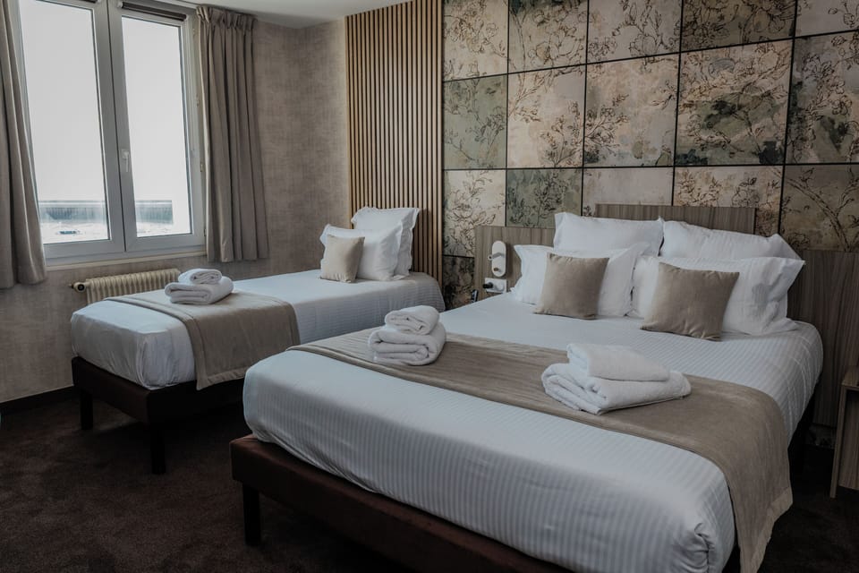 la chambre triple vue sur mer | Desk, soundproofing, free WiFi