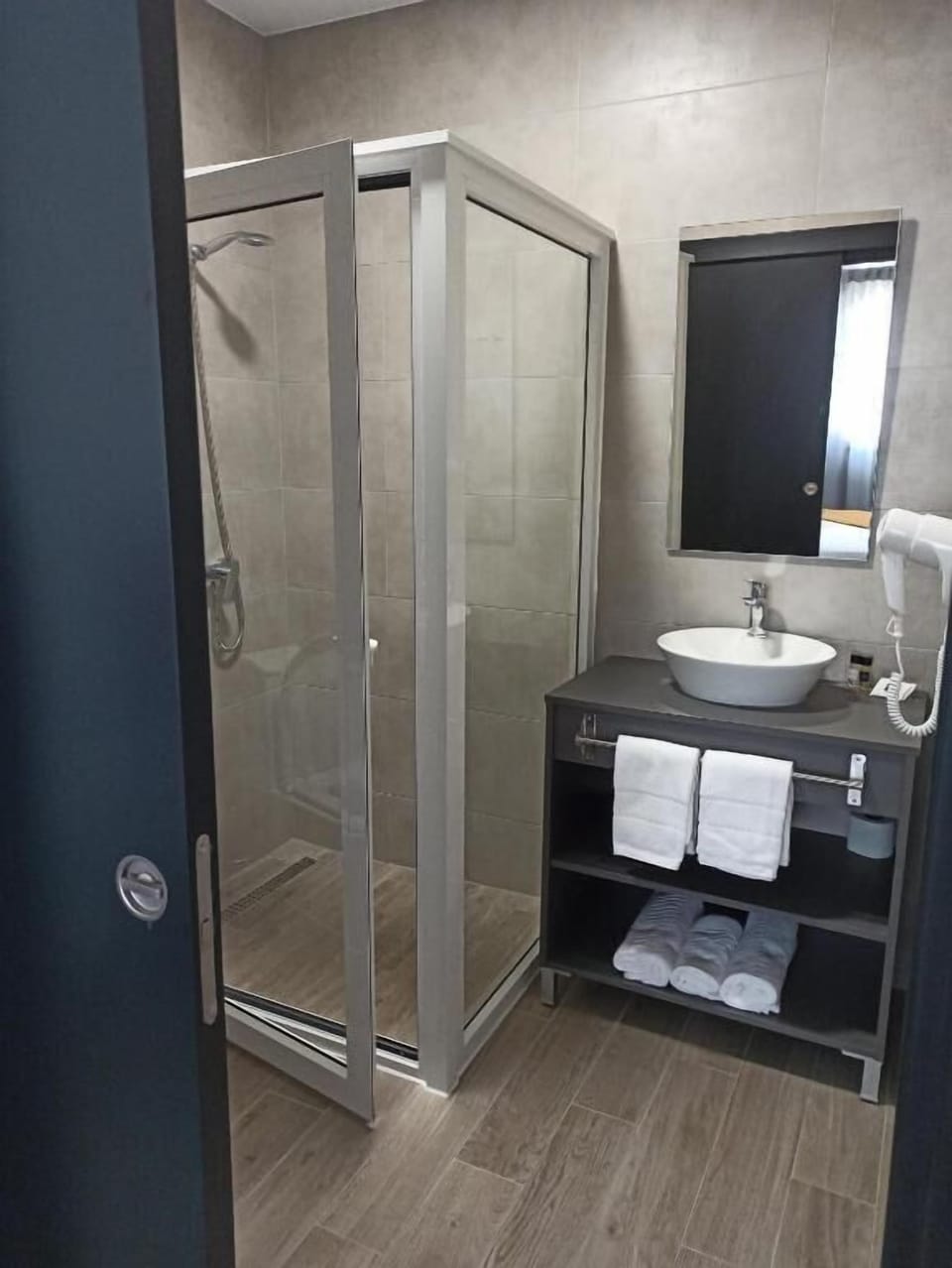 Basic Double Room | Bathroom | Shower, rainfall showerhead, hair dryer, towels