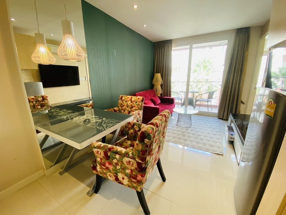 Condo, 1 Bedroom, Pool View | Living area