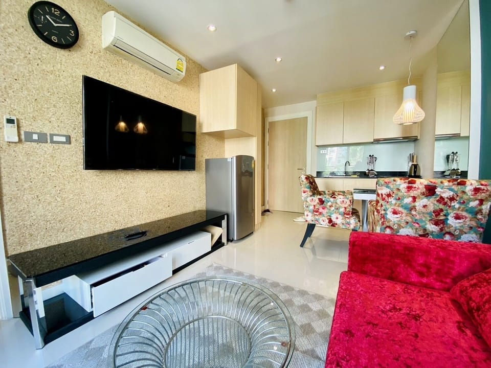 Condo, 1 Bedroom, Pool View | Living area