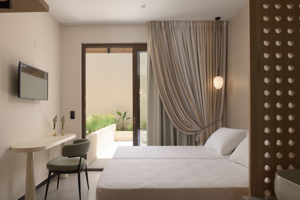 Twin bedroom, the beds can also form a King size bed. 