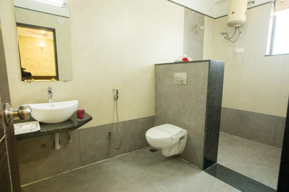 Deluxe Room | Bathroom | Shower, rainfall showerhead, towels