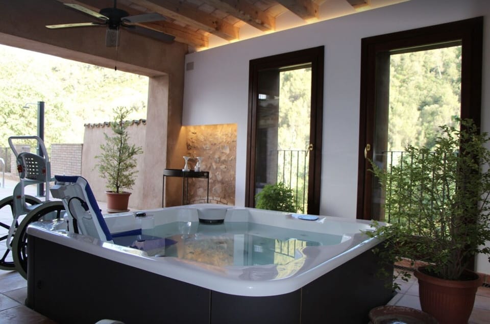 Indoor spa tub