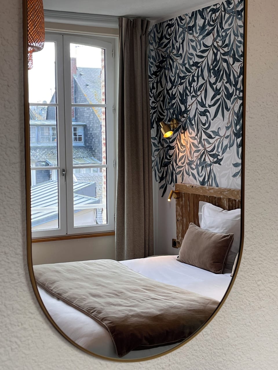Chambre Triple Supérieure | Individually decorated, individually furnished, laptop workspace