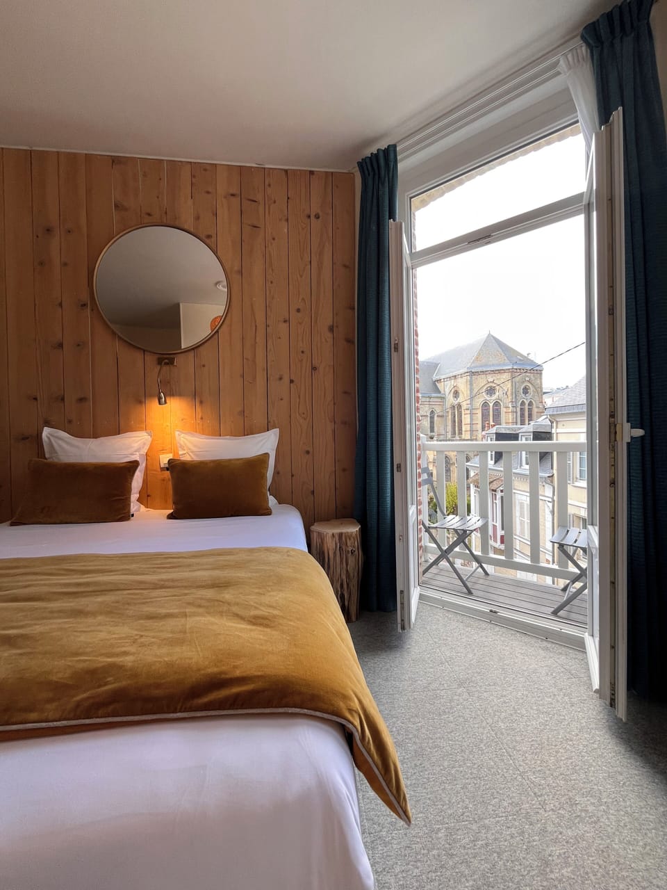 Chambre Double Confort Balcon | Individually decorated, individually furnished, laptop workspace