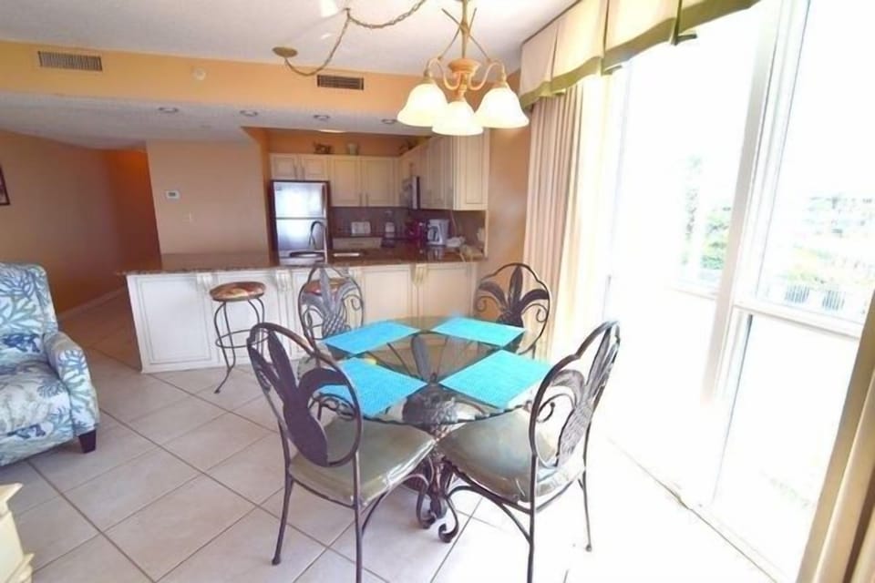 Condo, 2 Bedrooms | Dining