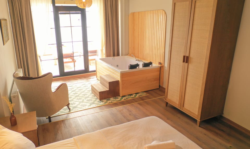 Deluxe Room | Premium bedding, down comforters, minibar, in-room safe