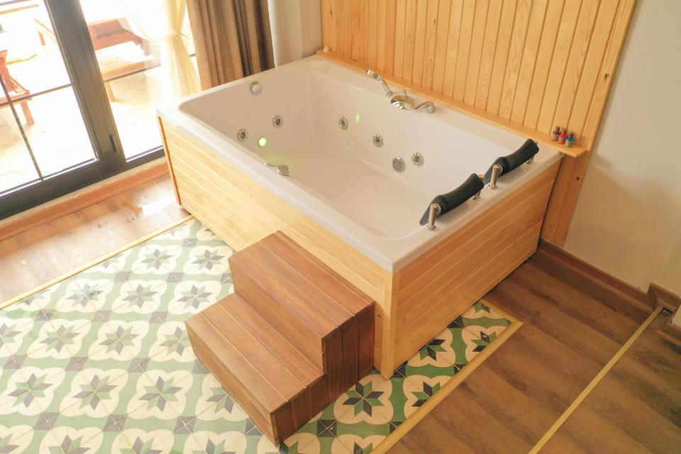 Deluxe Room | Premium bedding, down comforters, minibar, in-room safe