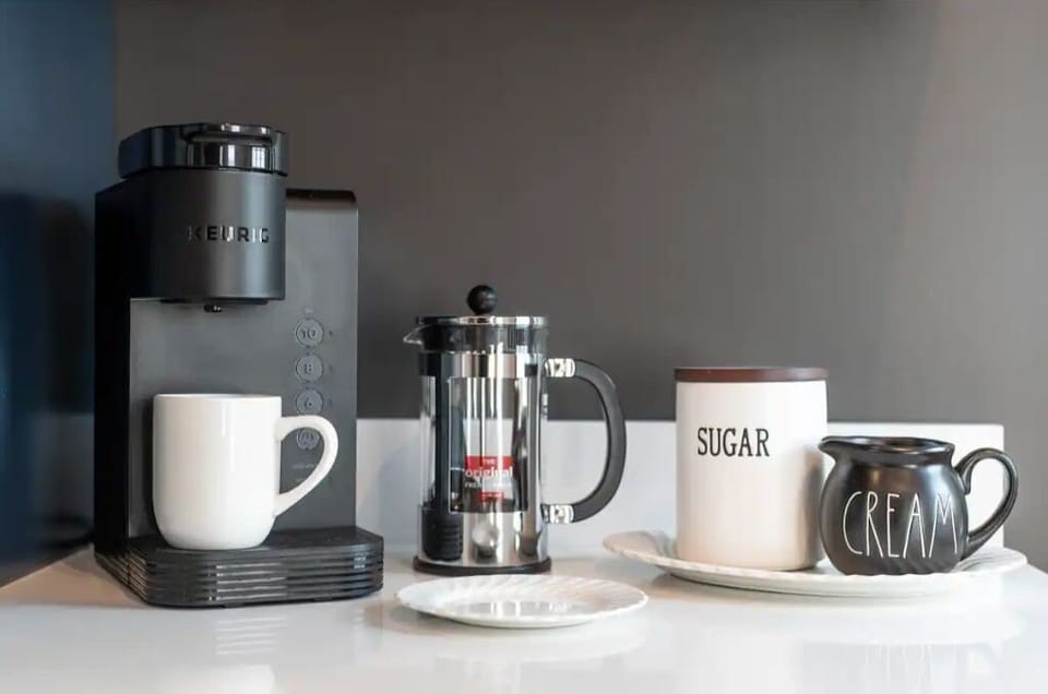 Enjoy the coffee bar with convenient keurig or french press