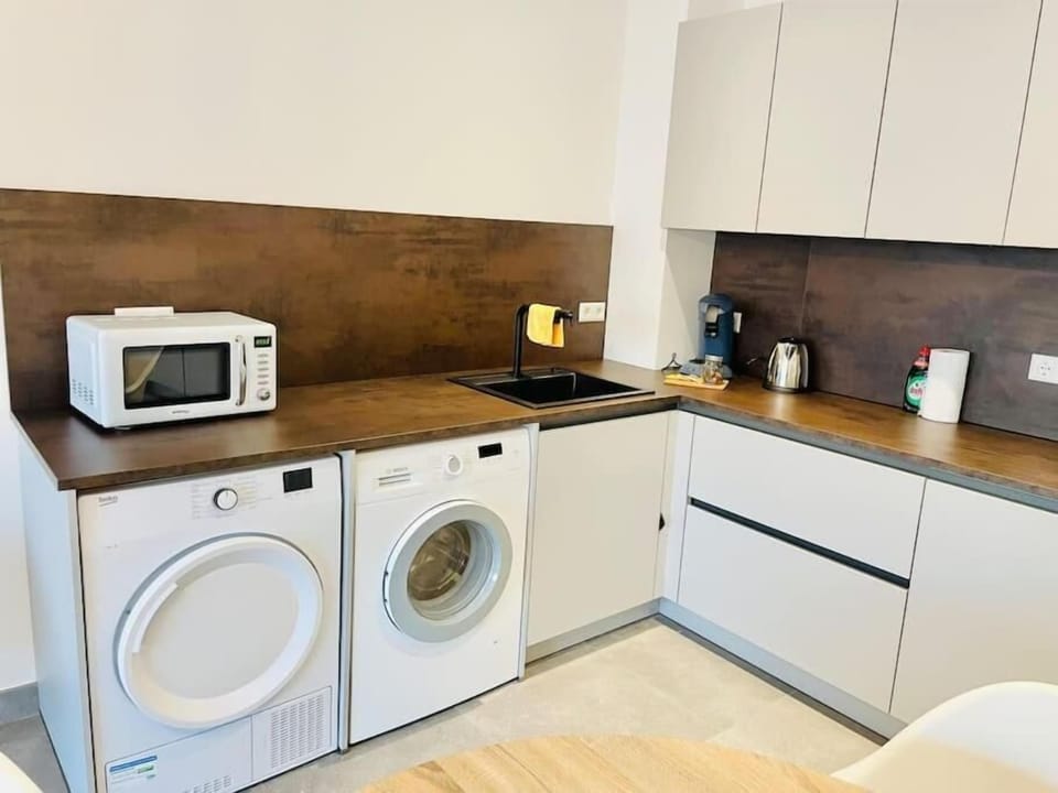 Full-size fridge, microwave, oven, stovetop