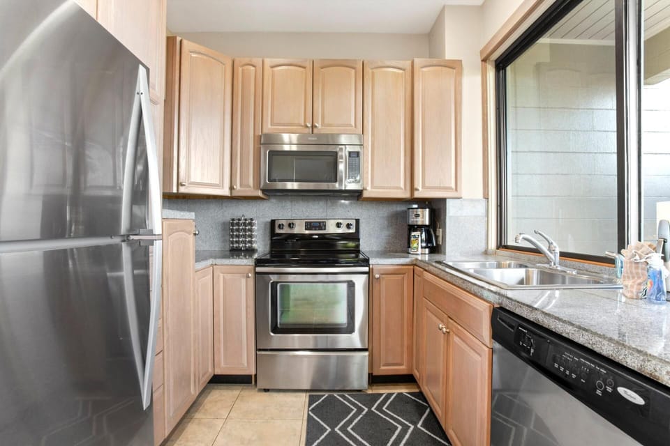 From tropical cocktails to pancake mornings, this bright kitchen has everything you need—plus a view that makes dish duty feel like a treat   