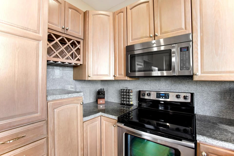 Whip up sunset snacks or island breakfasts in this chef’s-ready kitchen—granite counters, full-size appliances, and major vacay vibes included   