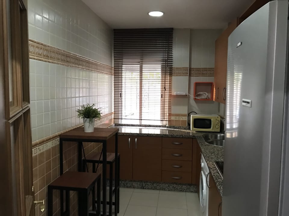 Business Apartment | Private kitchen | Full-size fridge, microwave, stovetop, toaster