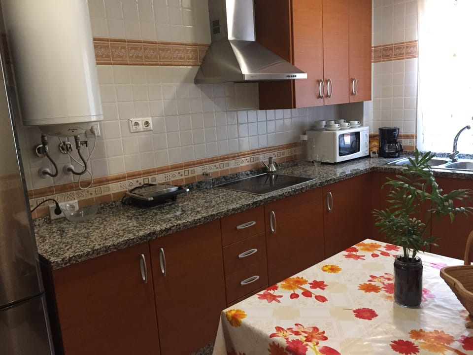 Business Apartment | Private kitchen | Full-size fridge, microwave, stovetop, toaster