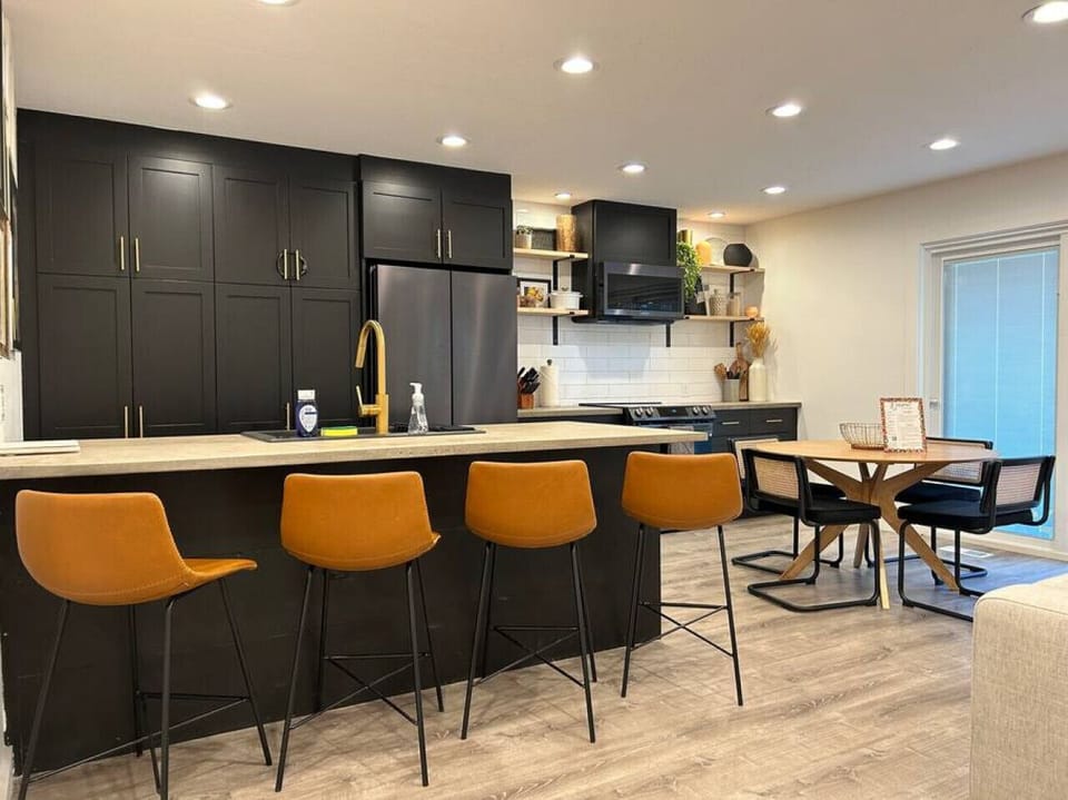 Kitchen counter seats 4, kitchen table seats 4