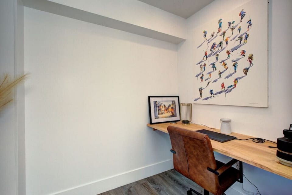 Office and workspace in bedroom 2