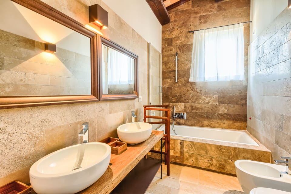 Deluxe Room, Ensuite | In-room safe, blackout drapes, soundproofing, travel crib