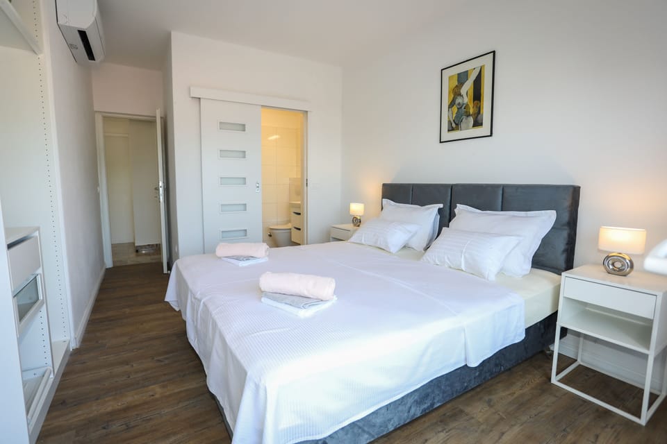 Deluxe Double or Twin Room, Sea View | Desk, soundproofing, iron/ironing board, free WiFi