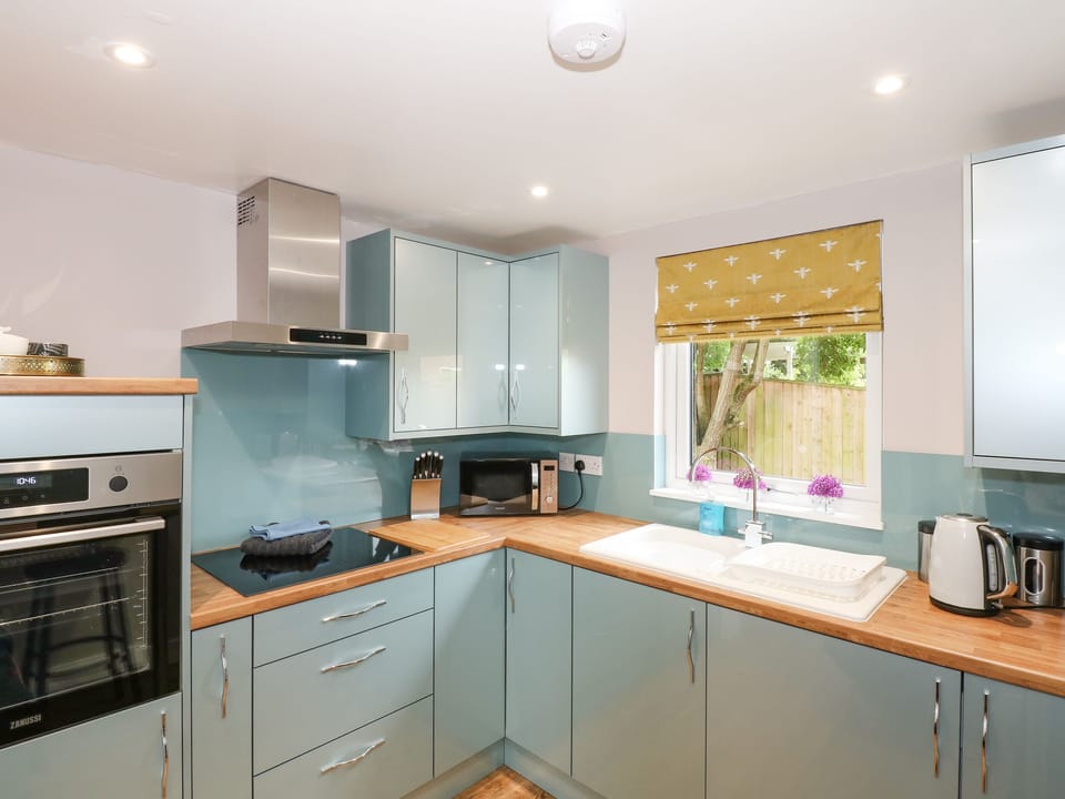 Fridge, cookware/dishes/utensils