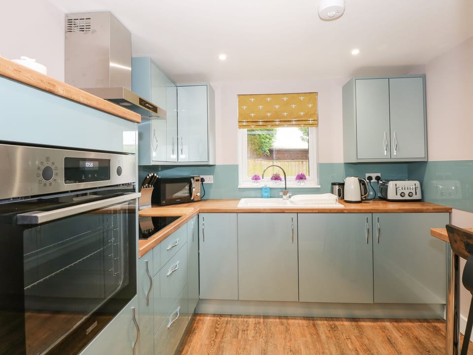 Fridge, cookware/dishes/utensils