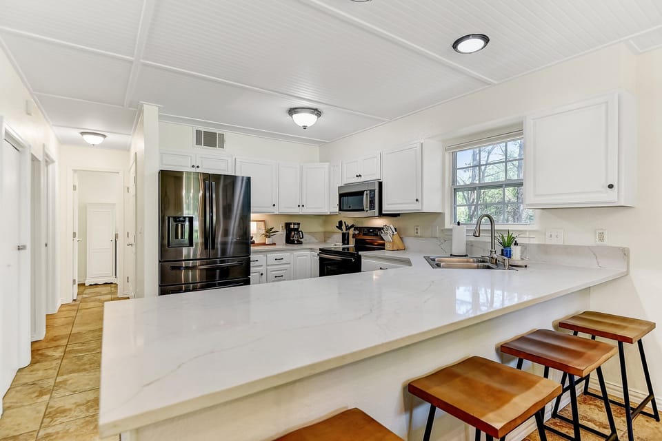 Beautifully updated kitchen w/ bianco romano granite countertops