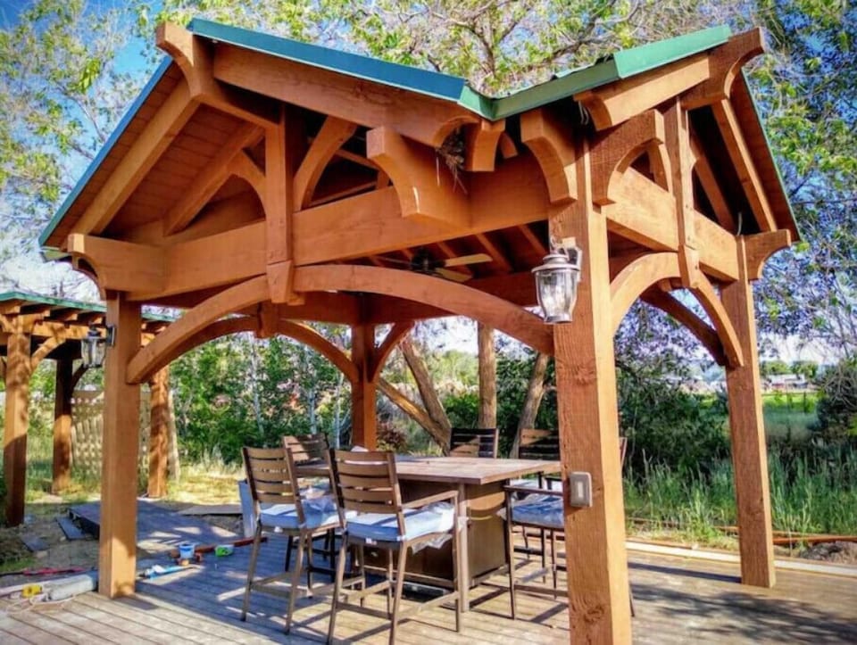 Dine or lounge in luxury. Fire table for heat or ambiance and soft seating for 6