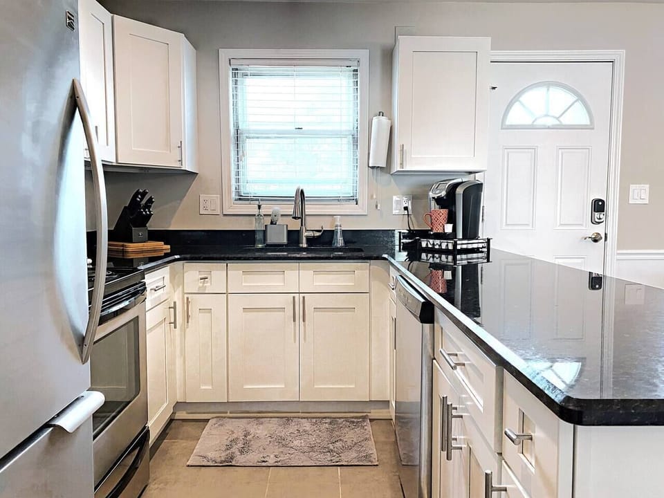 Fully equipped kitchen with overhang bar for easy serving and brand new stainless appliances!