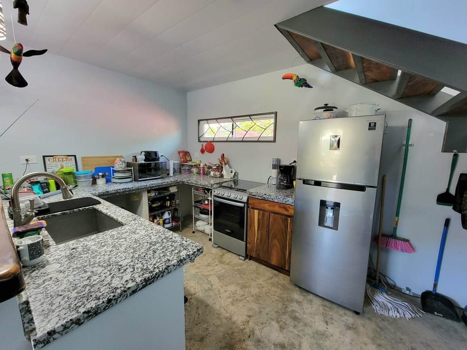 Full kitchen with gas stove.