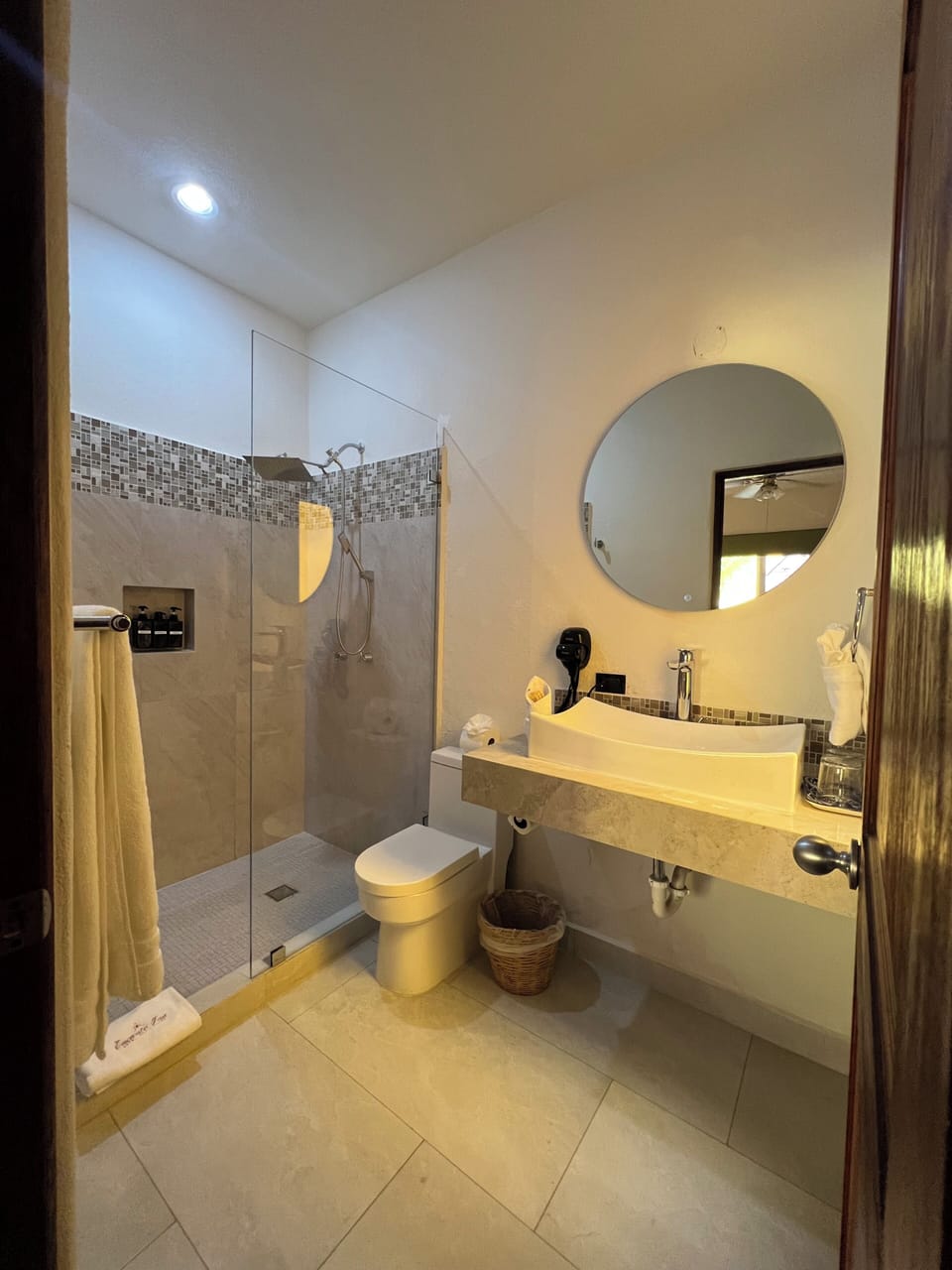Standard Double Room | Bathroom | Shower, free toiletries, hair dryer, towels
