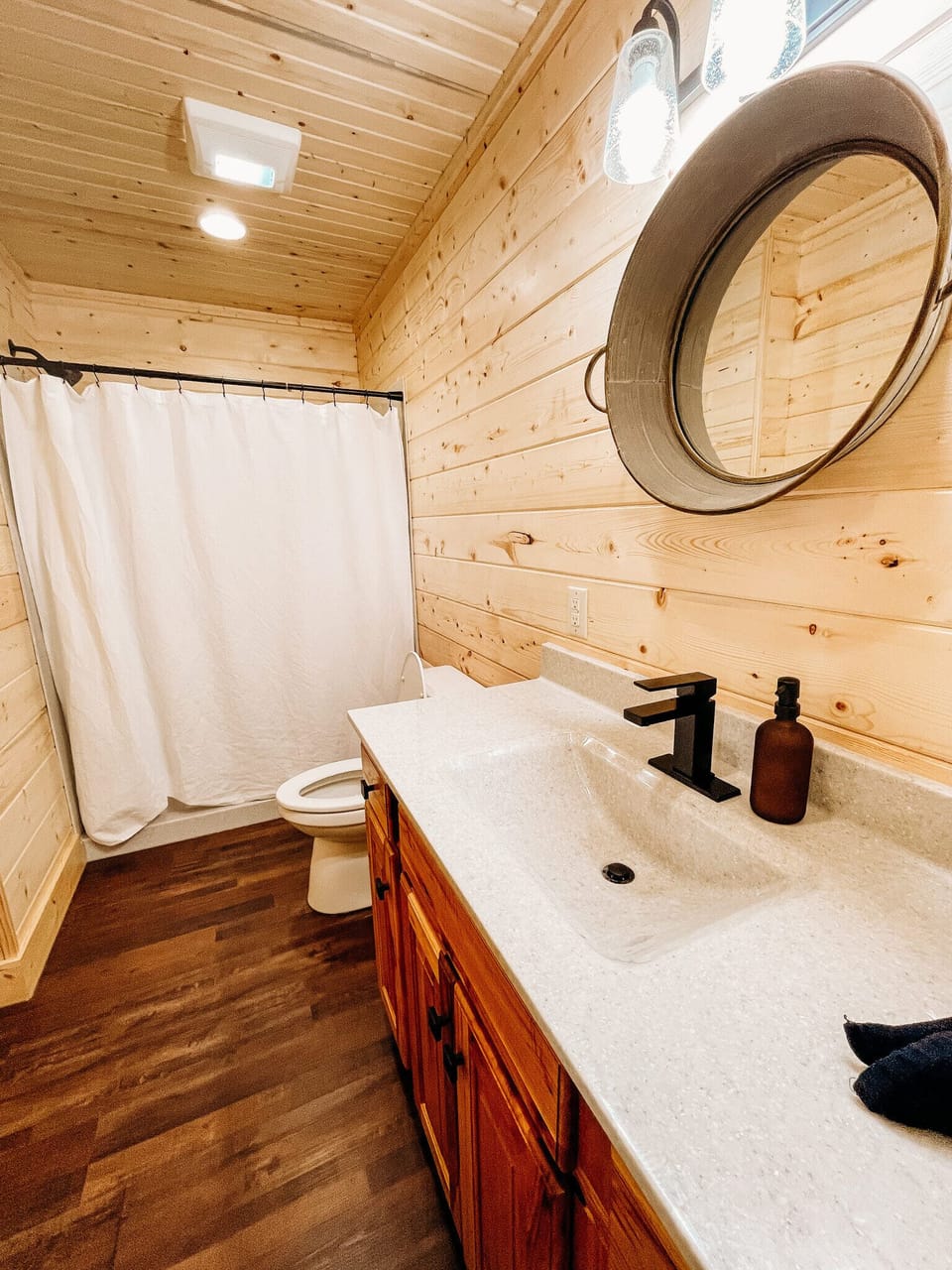 Caribou Cabin bathroom with shower