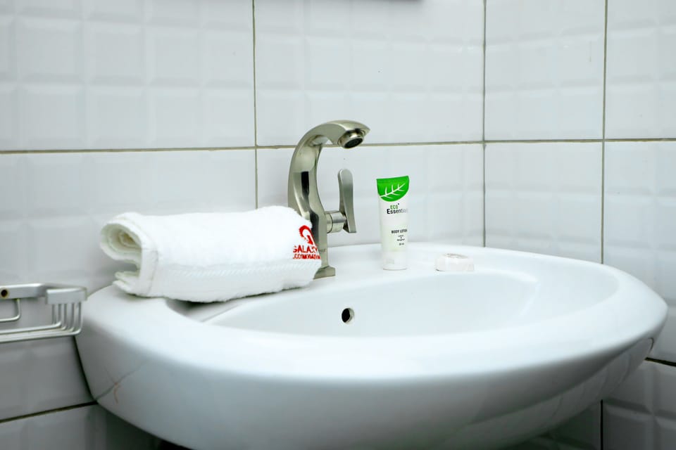 Comfort Double Room | Bathroom | Shower, rainfall showerhead, free toiletries, bathrobes