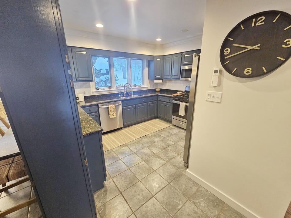 Gorgeous Majestic Hilltop Home w/Mountain Views (5145)