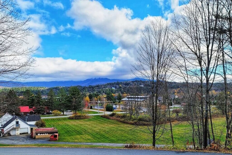 Amazing location, views, shared hot tub in Stowe! (963)