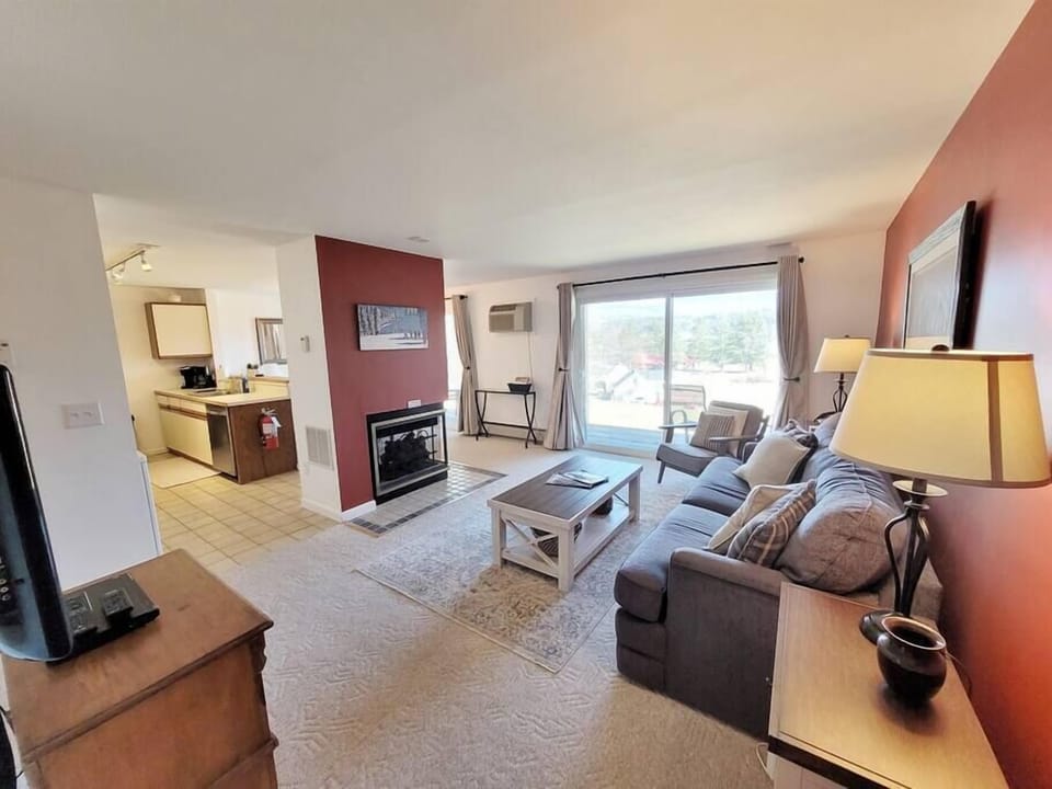 Amazing location, views, shared hot tub in Stowe! (955)