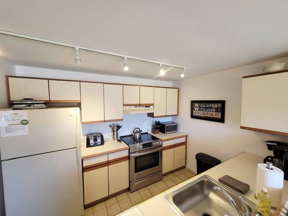 Amazing location, views, shared hot tub in Stowe! (979)