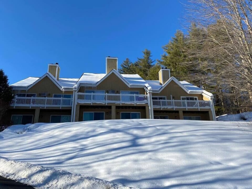 Amazing location, views, shared hot tub in Stowe! (961)