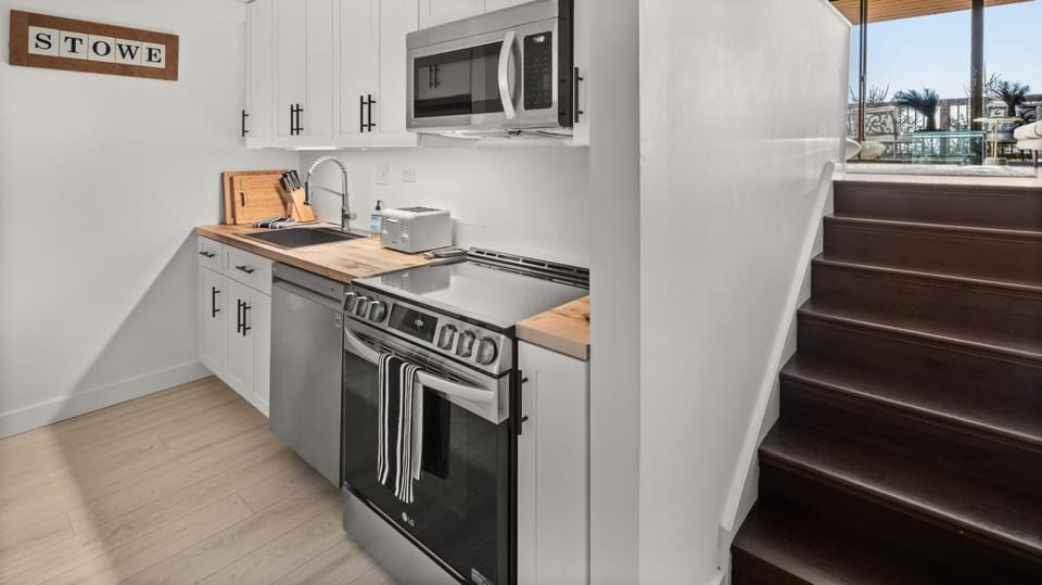 Modern, Trendy Townhome in Stowe! Newly Remodeled (2652)
