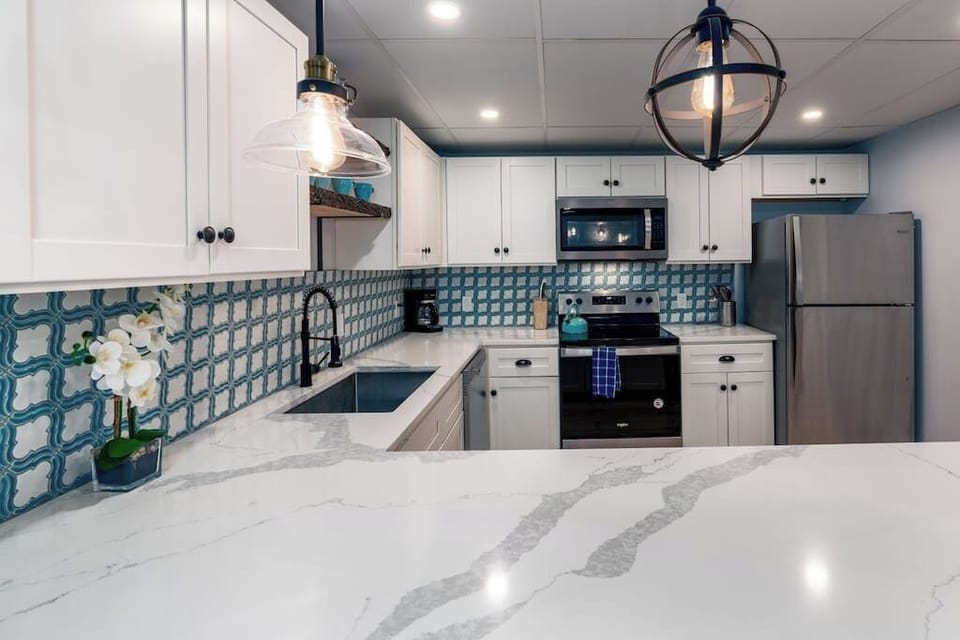 Location! This Stunning 2 Bedroom on Main Street. (4013)